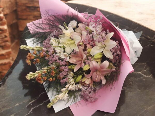 Lilium y flores de estación
