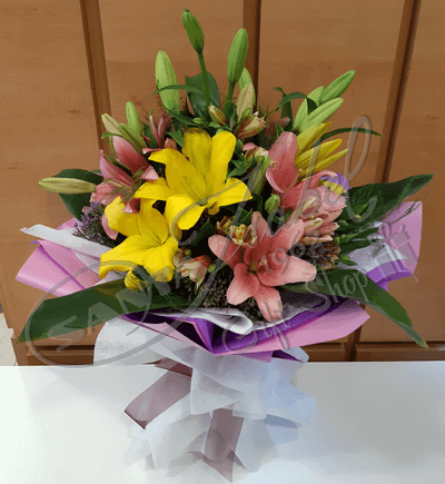 Lilium combinados en florero -