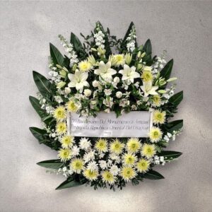 Corona clásica de flores de estación, crisantemos y claveles